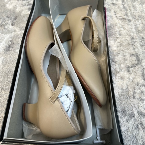NEW! Balera Character Shoes, size 4.5 M, tan - Picture 4 of 8